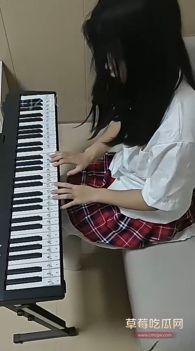 变态老爸操练琴的女儿1.jpg 变态老爸操练琴的女儿1.jpg