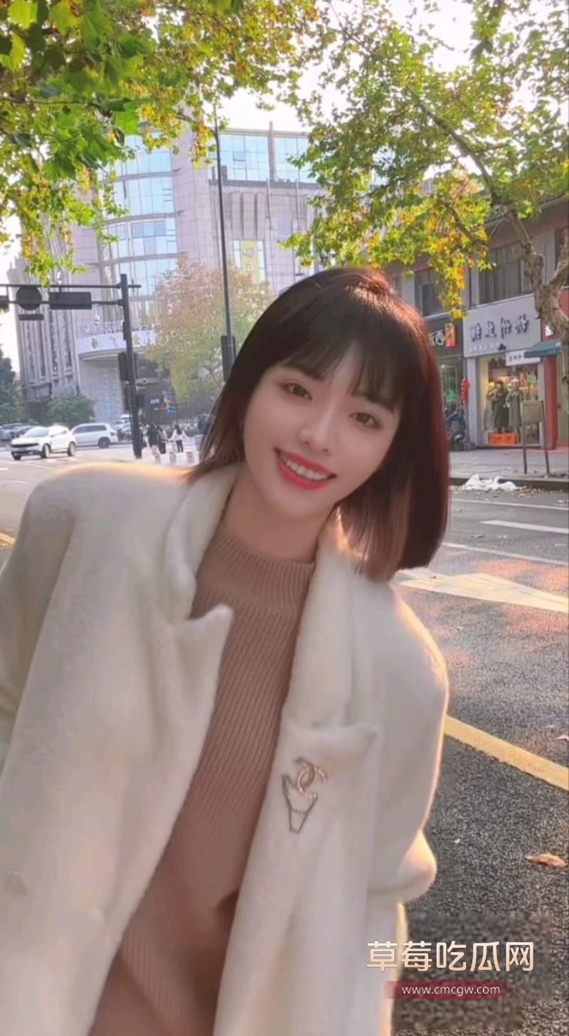 抖音网红在直播中走光3.jpg 抖音网红在直播中走光3.jpg