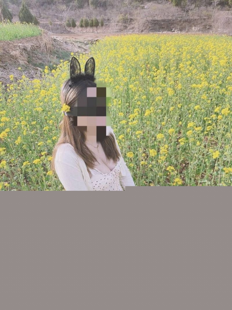 哥哥带着妹妹油菜花地野战2.jpg 哥哥带着妹妹油菜花地野战2.jpg