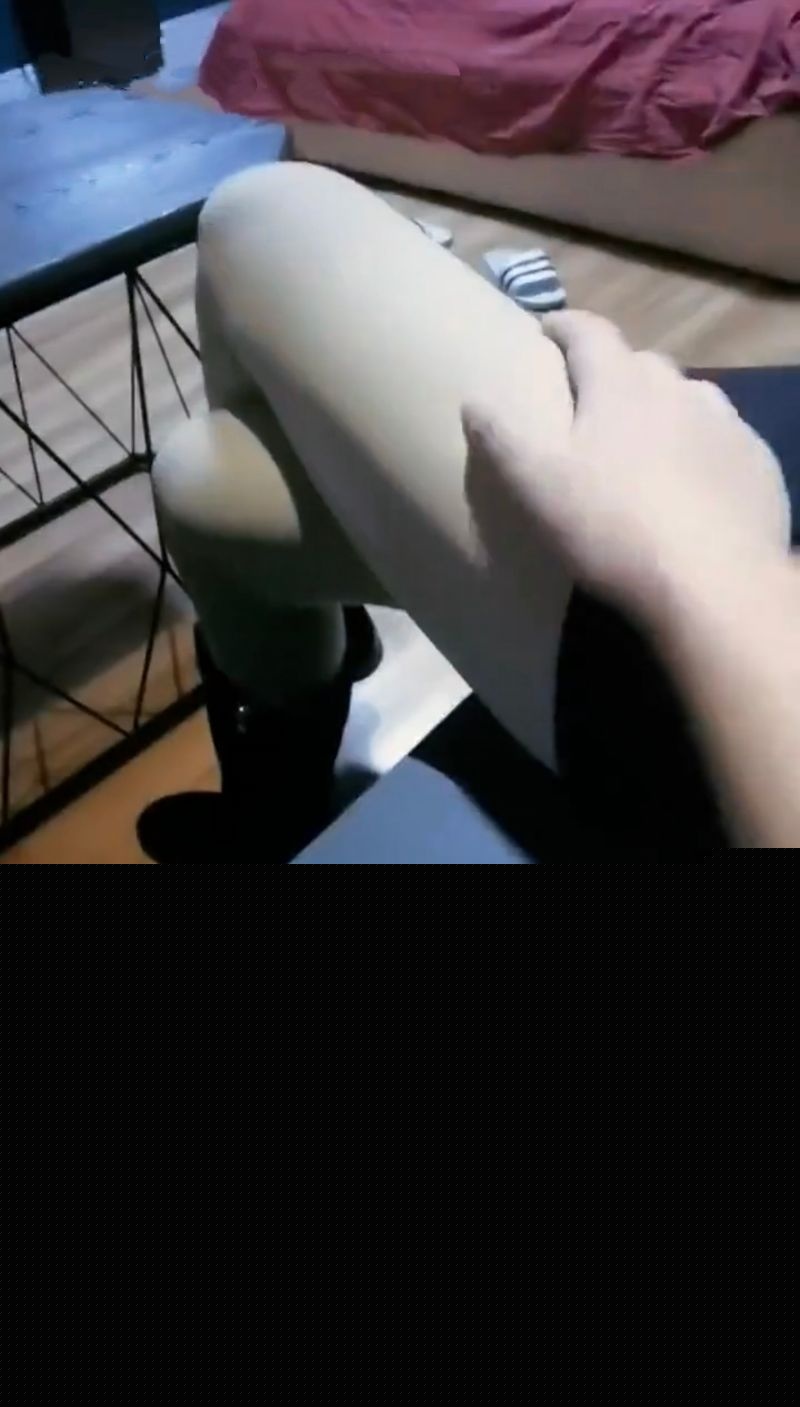 弟弟到姐姐闺蜜家操她闺蜜1.jpg 弟弟到姐姐闺蜜家操她闺蜜1.jpg