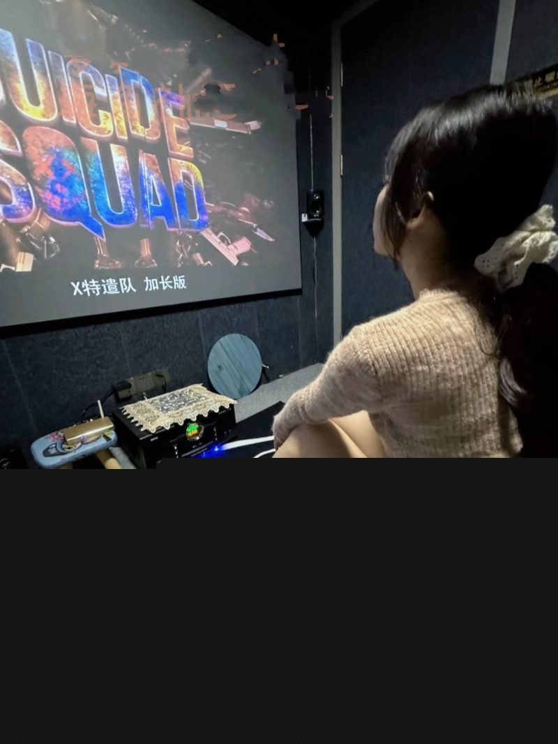 在私人影院拿下表妹1.jpg 在私人影院拿下表妹1.jpg