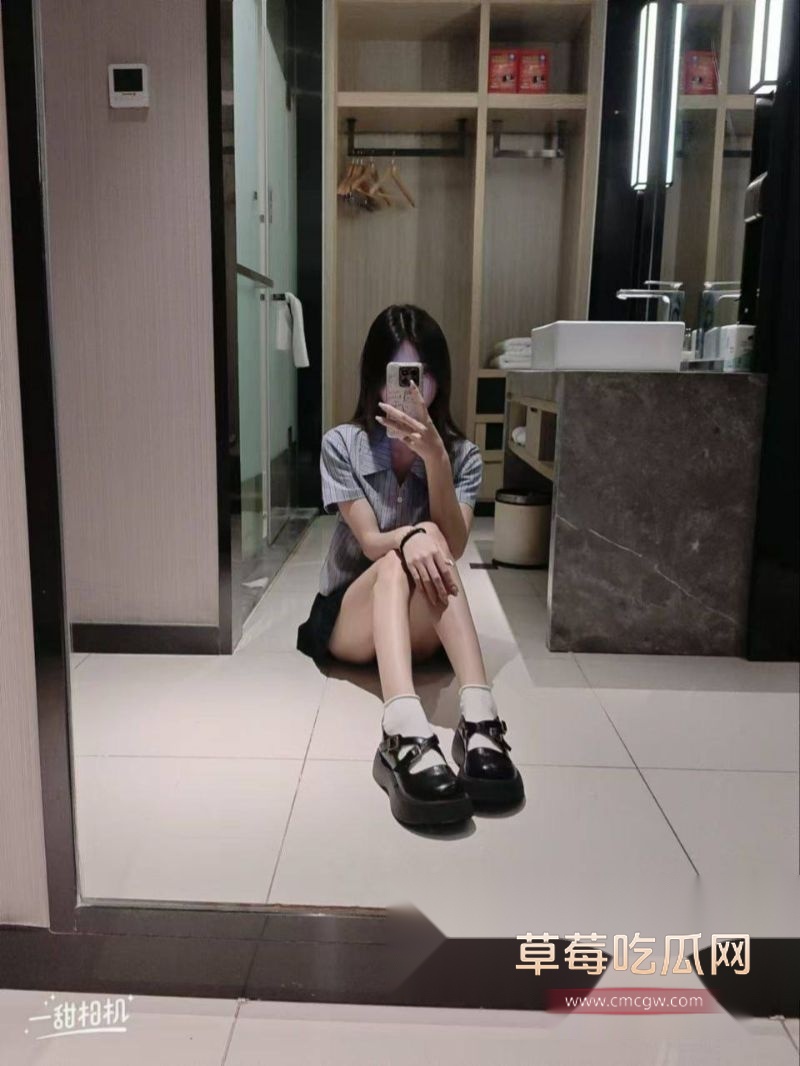 女大学生勾引朋友的富豪男友3.jpg 女大学生勾引朋友的富豪男友3.jpg