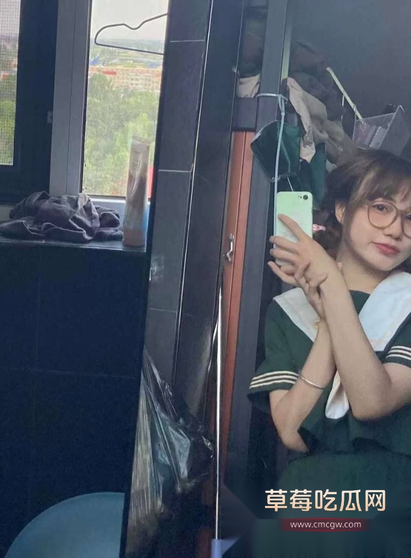 女大学生装清纯勾引别人男友2.jpg 女大学生装清纯勾引别人男友2.jpg