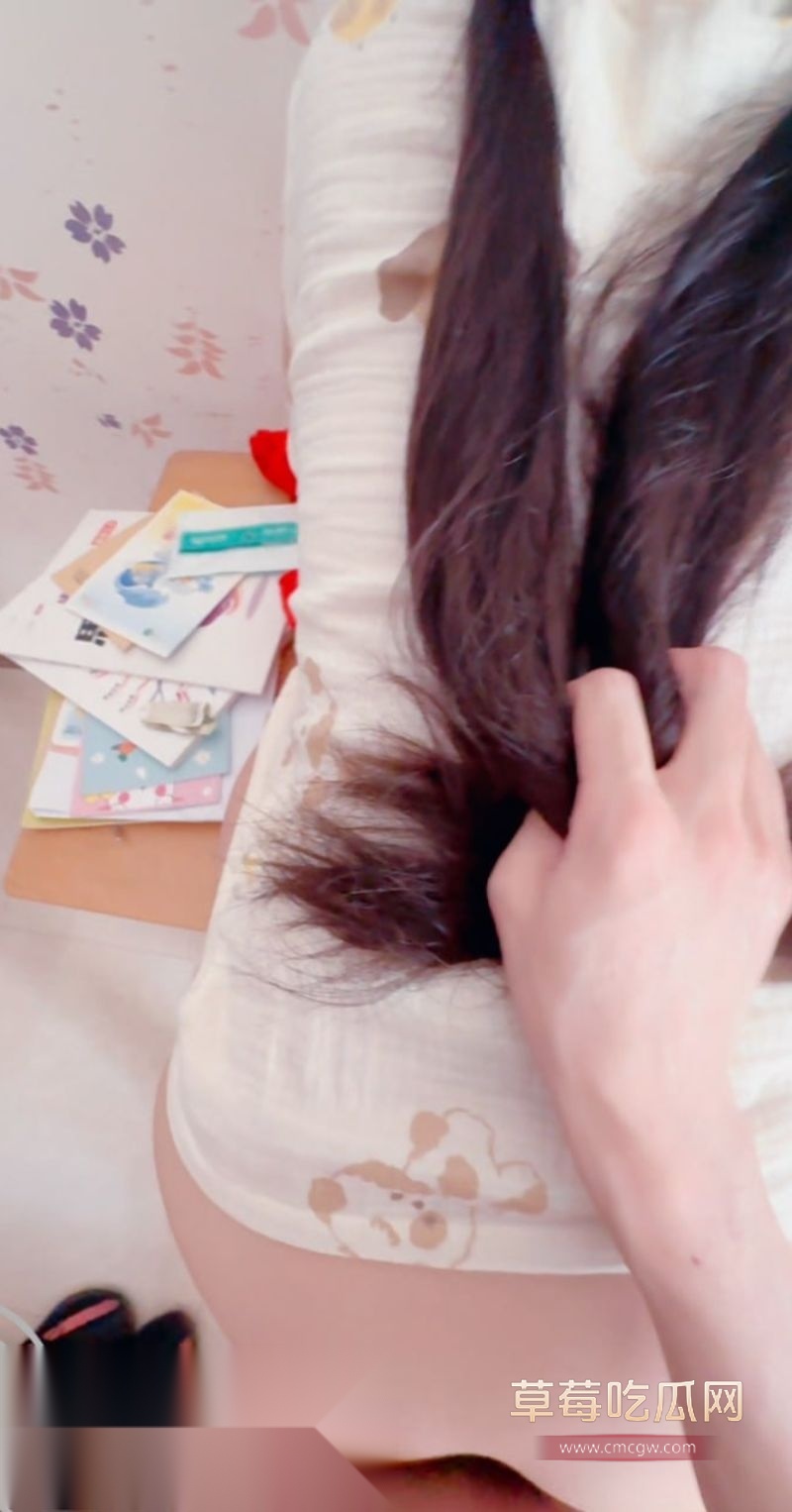 把表妹按在书桌上摩擦5.jpg 把表妹按在书桌上摩擦5.jpg