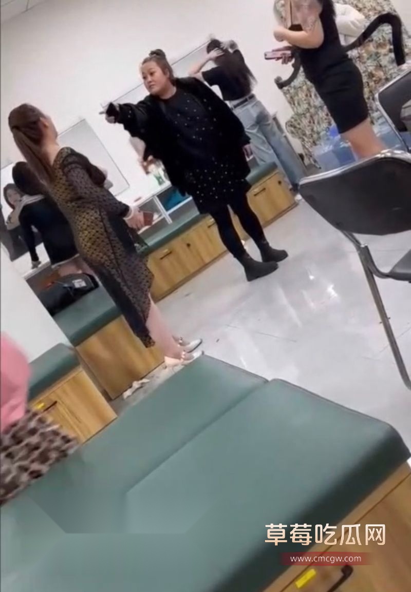 美女撕逼巨乳弹出1.jpg 美女撕逼巨乳弹出1.jpg