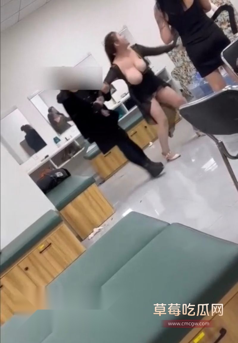 美女撕逼巨乳弹出2.jpg 美女撕逼巨乳弹出2.jpg