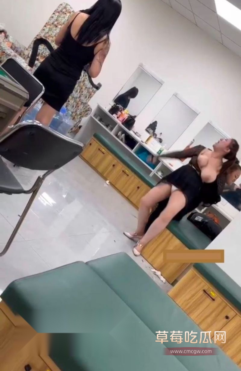 美女撕逼巨乳弹出3.jpg 美女撕逼巨乳弹出3.jpg