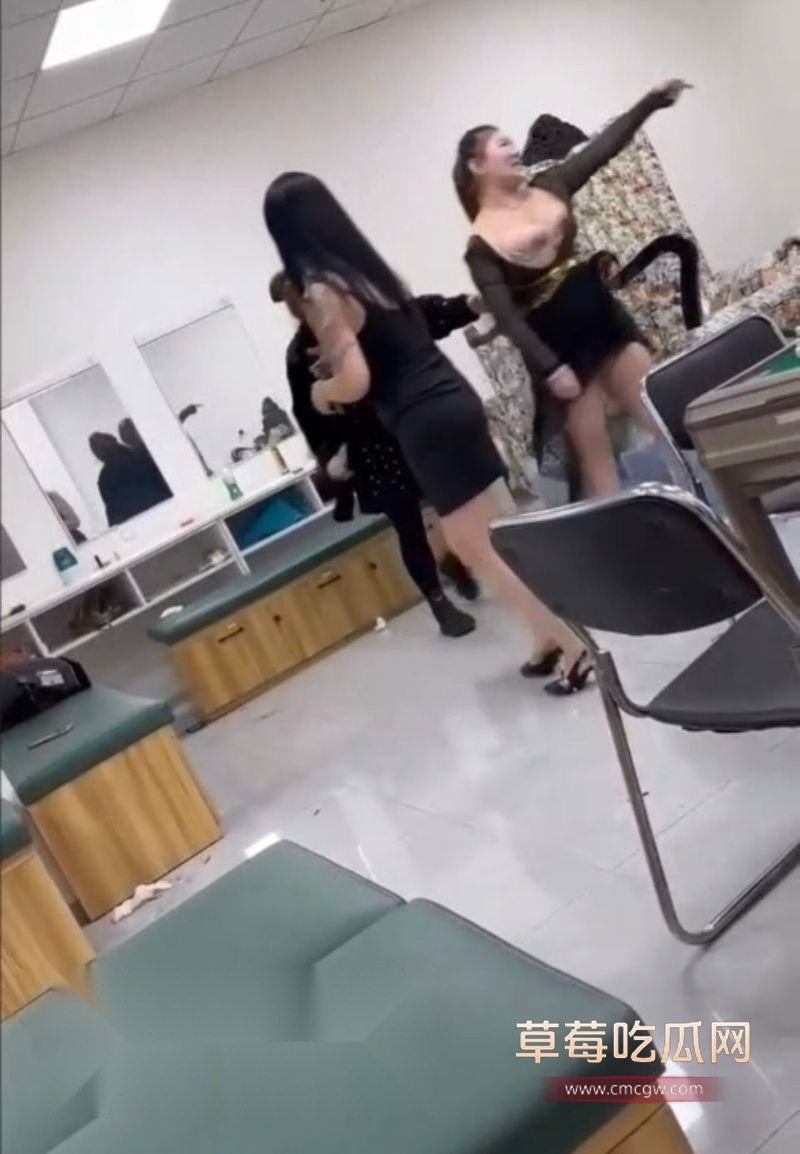 美女撕逼巨乳弹出4.jpg 美女撕逼巨乳弹出4.jpg