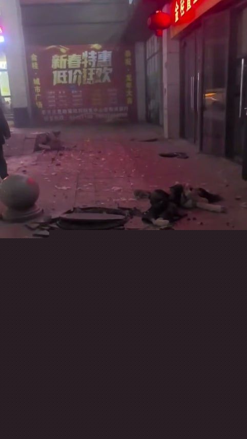 重庆炸井盖重伤3.jpg 重庆炸井盖重伤3.jpg