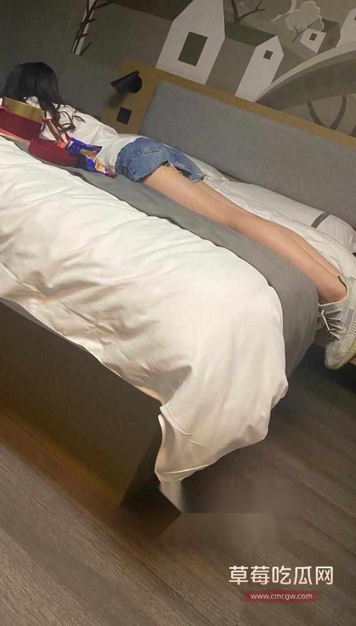 20岁大学生绿帽男4.jpg 20岁大学生绿帽男4.jpg