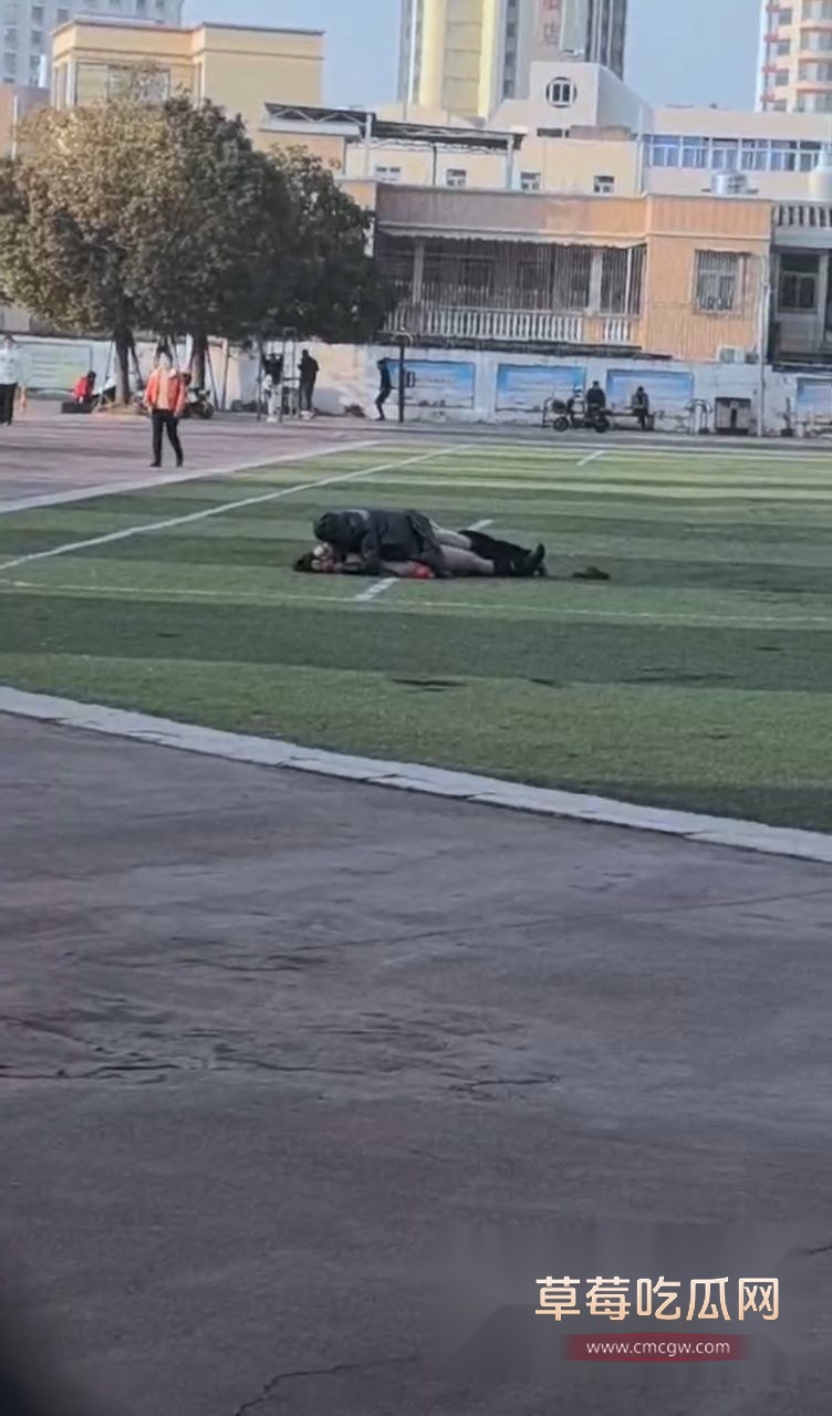 大白天操场做爱2.jpg 大白天操场做爱2.jpg