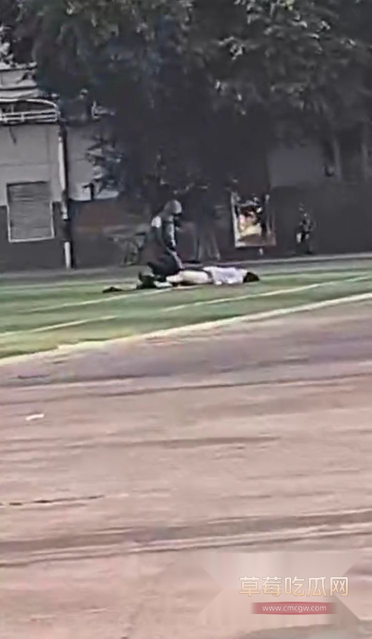 大白天操场做爱3.jpg 大白天操场做爱3.jpg