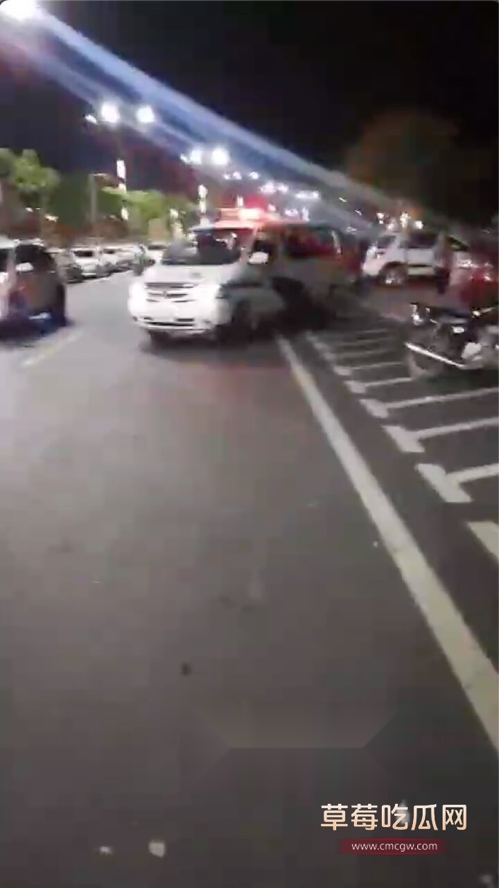 王嘉禧给警察下跪2.jpg 王嘉禧给警察下跪2.jpg