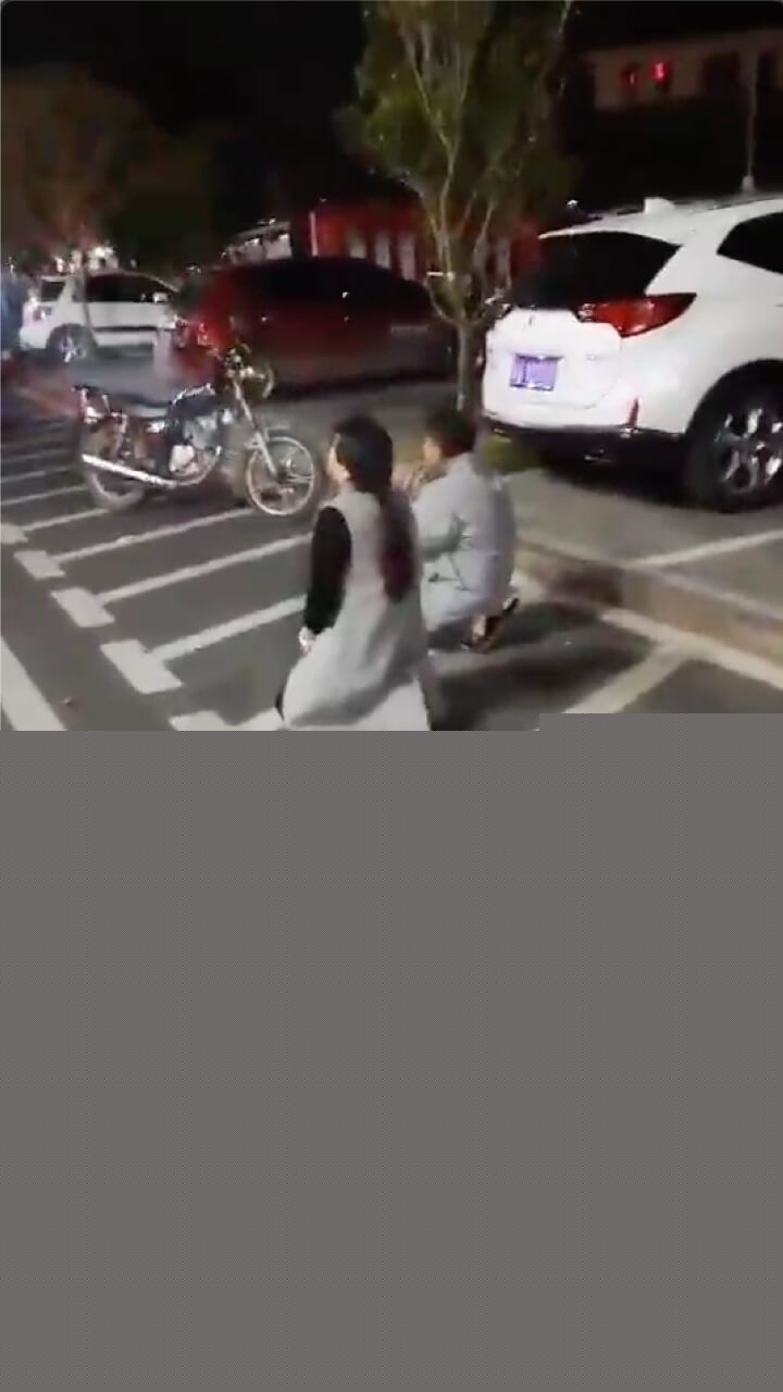 王嘉禧给警察下跪3.jpg 王嘉禧给警察下跪3.jpg