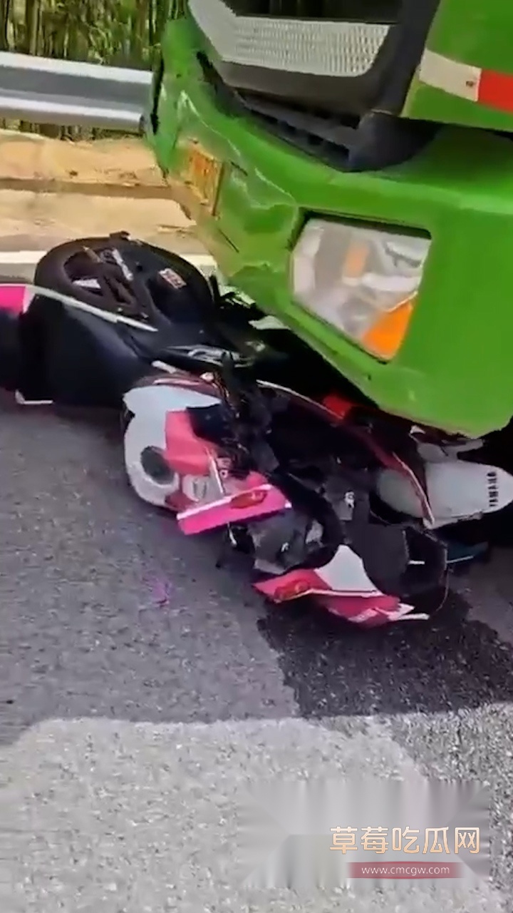 抖音女骑CHEN车祸身亡 (2)