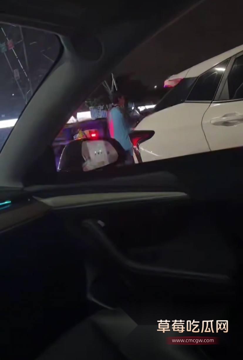 小学生开房被姐姐抓包 (4)