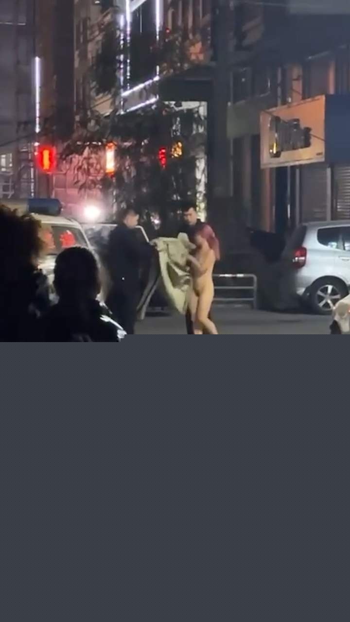 裸女被警察叔叔碰到 (1)