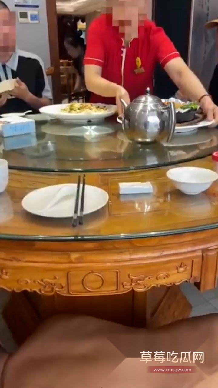 男同饭店露出 (2)