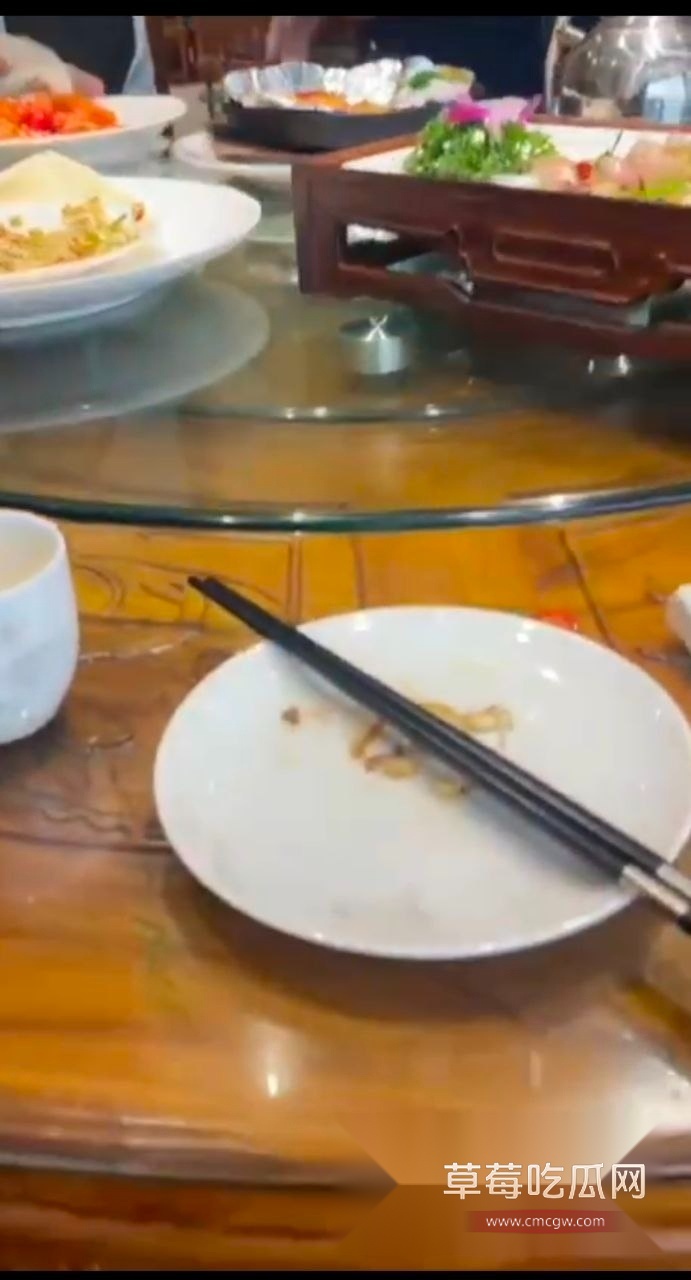 男同饭店露出 (4)