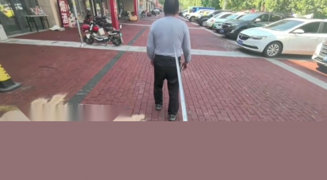 步行走路也要保持安全距离4