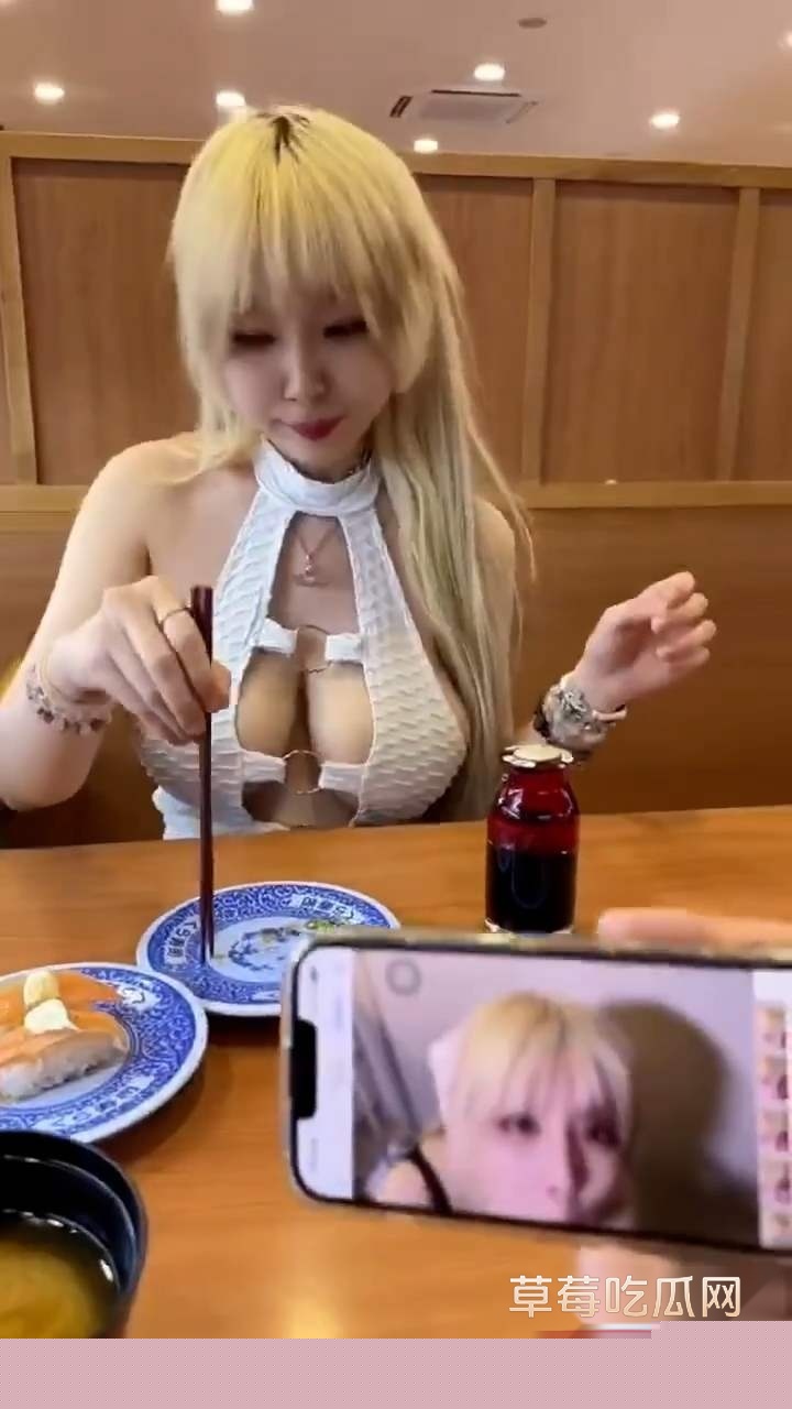 相亲遇到吊乳女cos (2) 相亲遇到吊乳女cos (2)