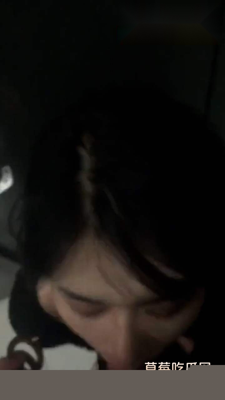 找女友楼梯间吃鸡巴 (1)