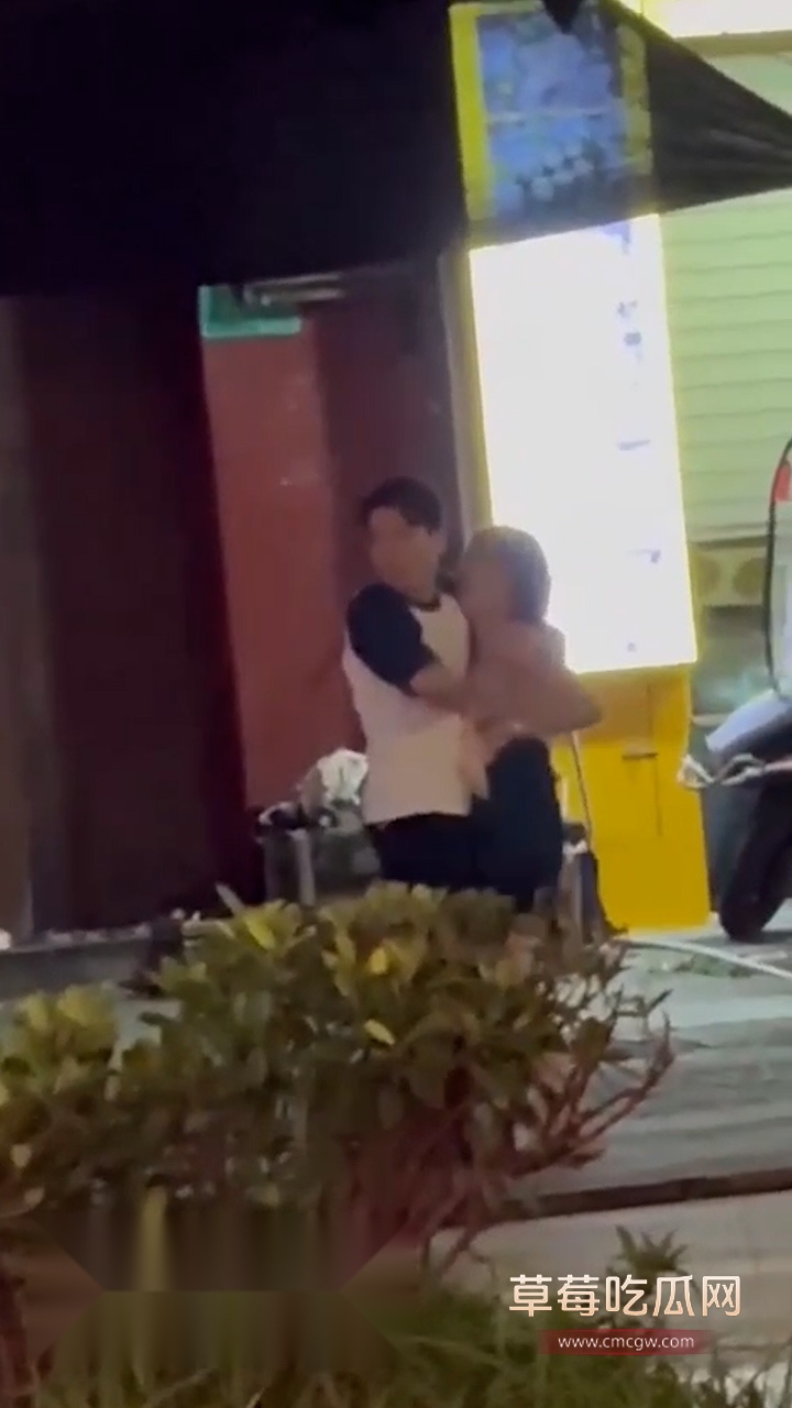 小情侣吵架当场脱衣 (1)