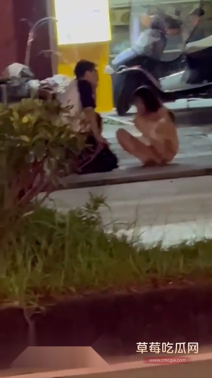 小情侣吵架当场脱衣 (2)