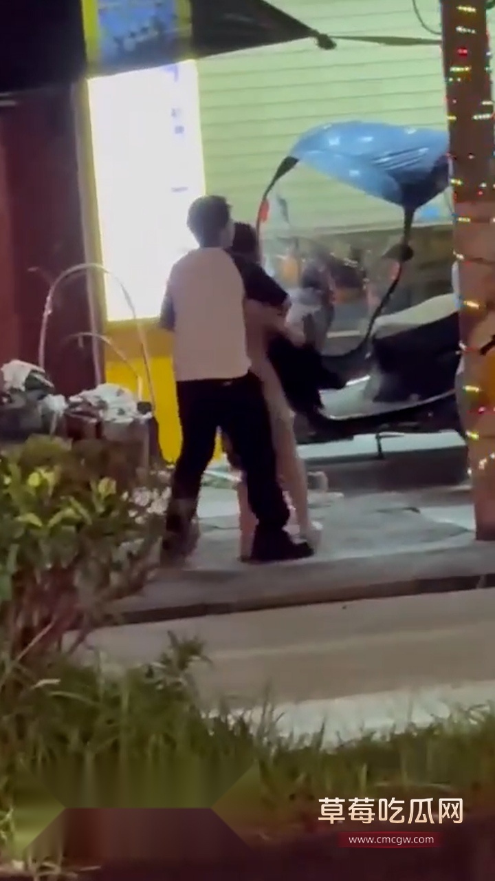 小情侣吵架当场脱衣 (3)