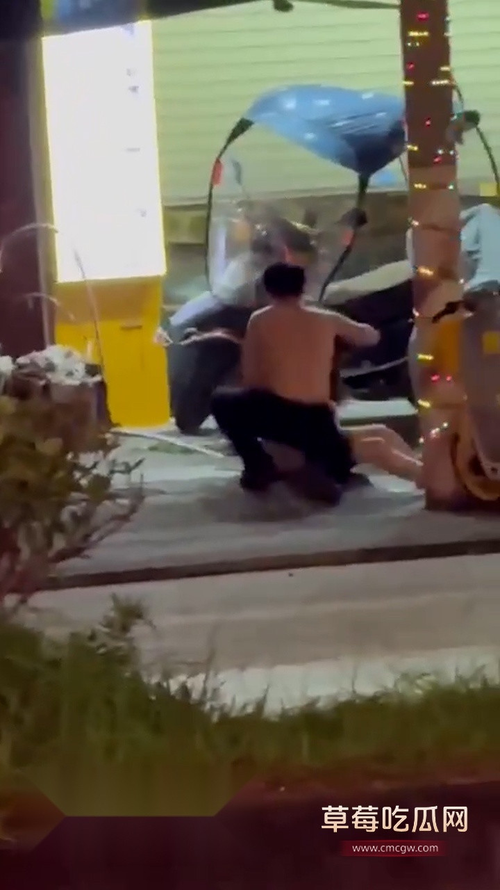 小情侣吵架当场脱衣 (4)