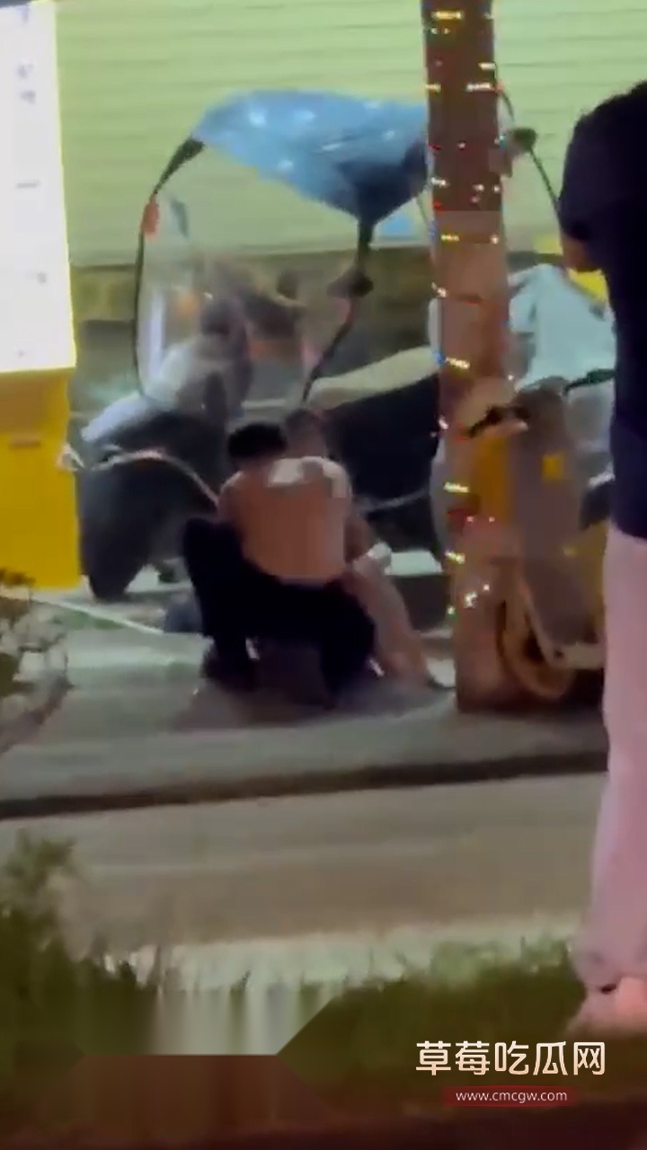 小情侣吵架当场脱衣 (5)