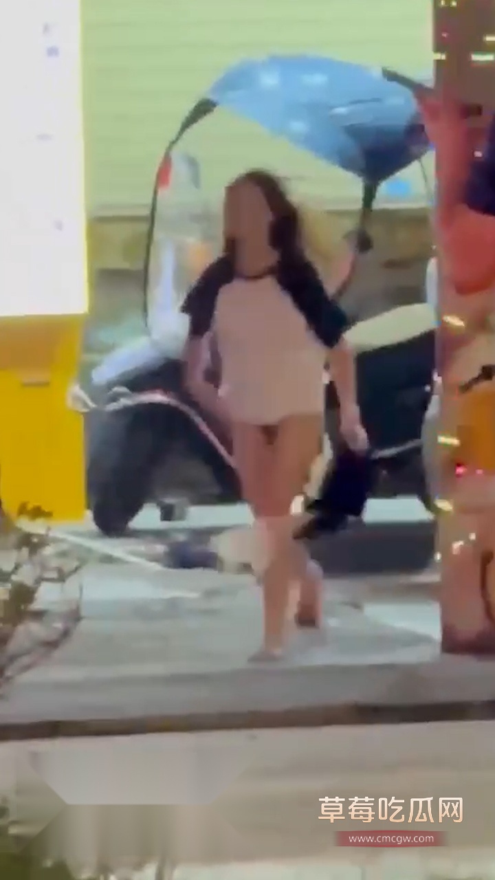 小情侣吵架当场脱衣 (6)