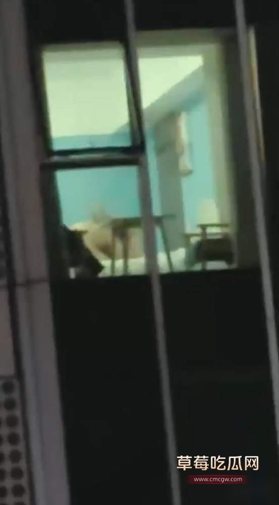 情侣做爱忘拉窗帘千人围观 (6) 情侣做爱忘拉窗帘千人围观 (6)