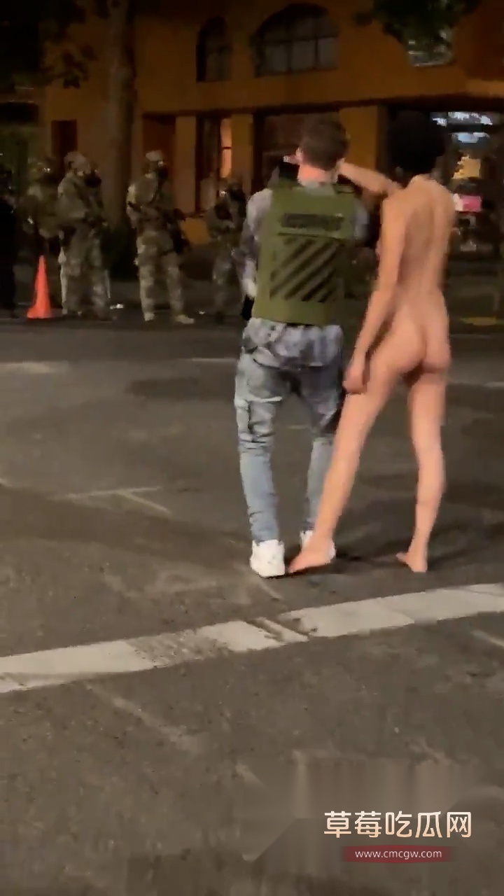 女子全裸游行 (4)