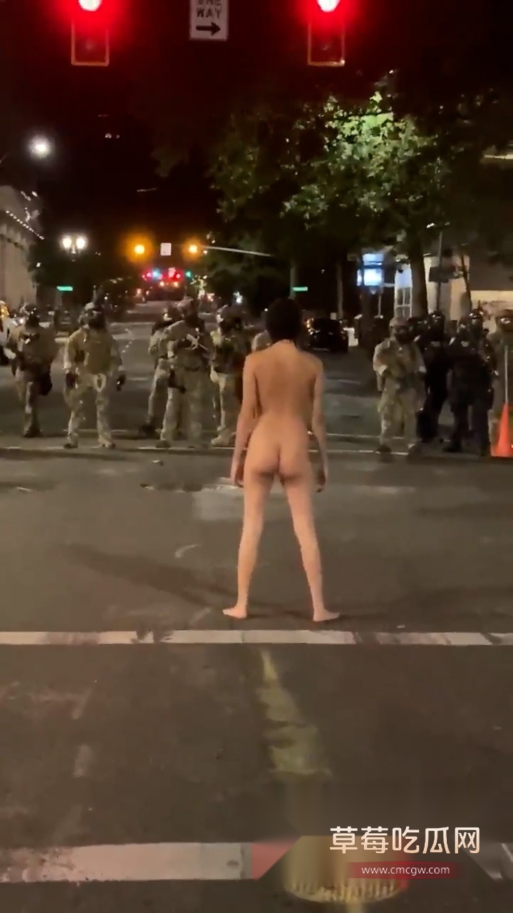 女子全裸游行 (3)