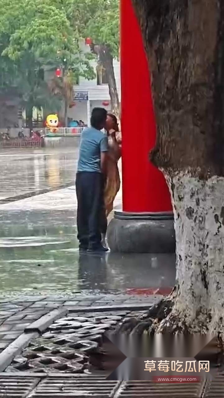 下着雨还要在外面搞 (2)