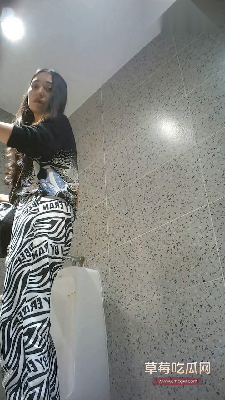 奶茶店厕拍 (2) 奶茶店厕拍 (2)