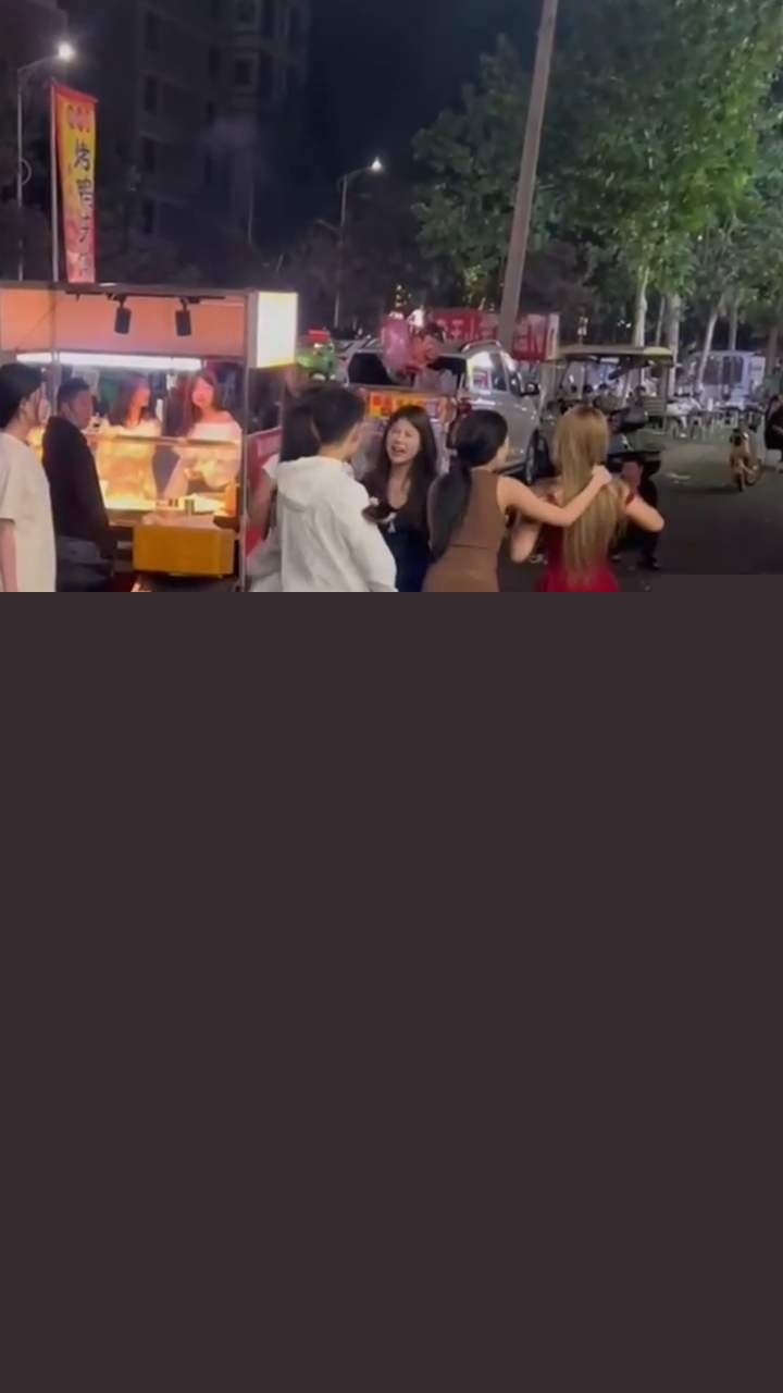 许昌市精神小妹干架现场 1 许昌市精神小妹干架现场 1