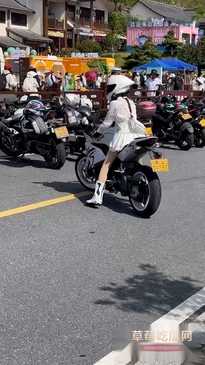 长沙女骑士撞车 1