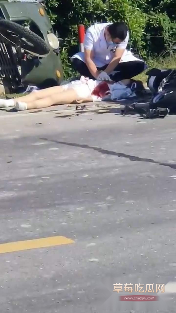 长沙女骑士撞车 2