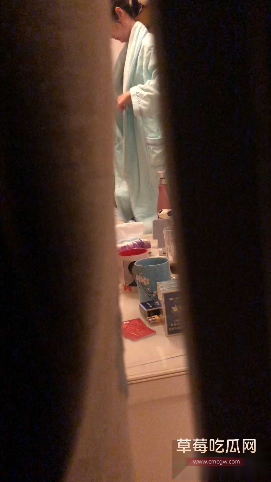 扒窗帘偷拍隔壁嫂子洗完澡护肤 7