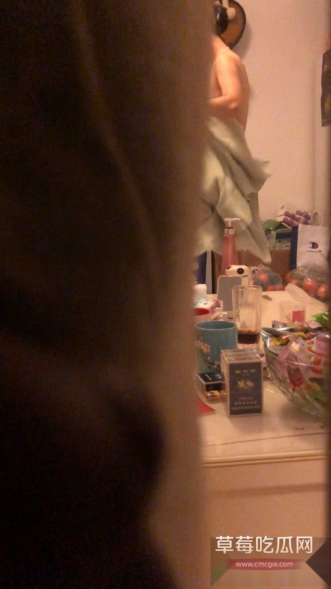 扒窗帘偷拍隔壁嫂子洗完澡护肤 1