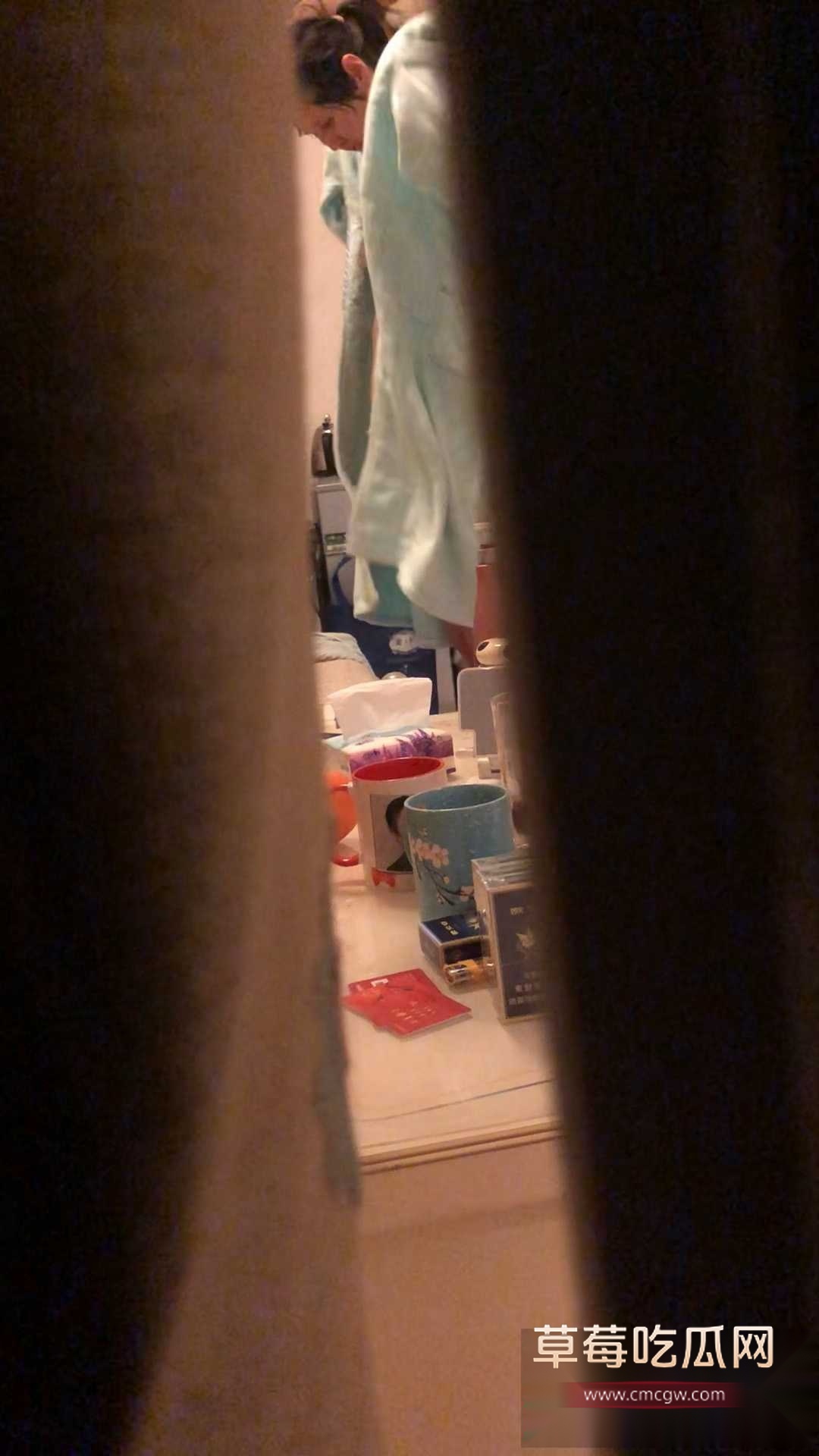 扒窗帘偷拍隔壁嫂子洗完澡护肤 6
