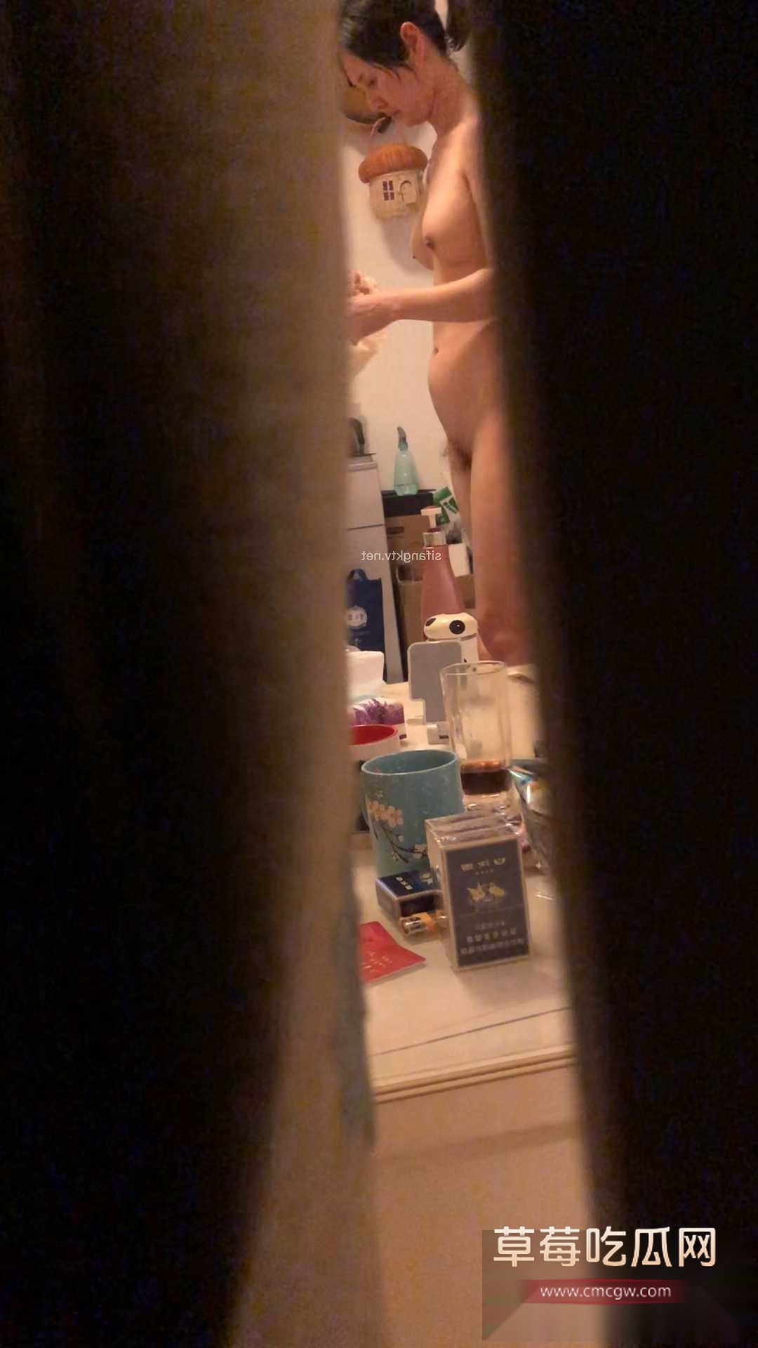 扒窗帘偷拍隔壁嫂子洗完澡护肤 3