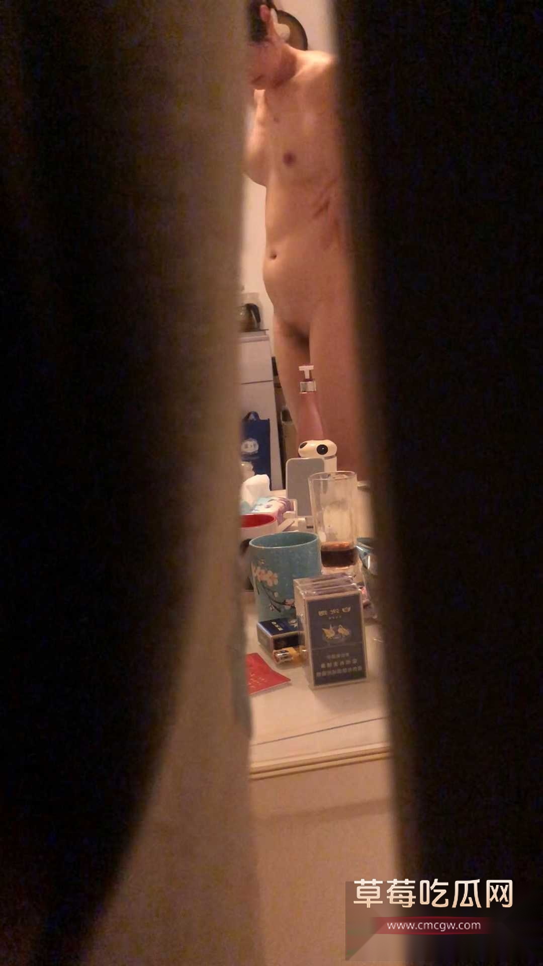 扒窗帘偷拍隔壁嫂子洗完澡护肤 2