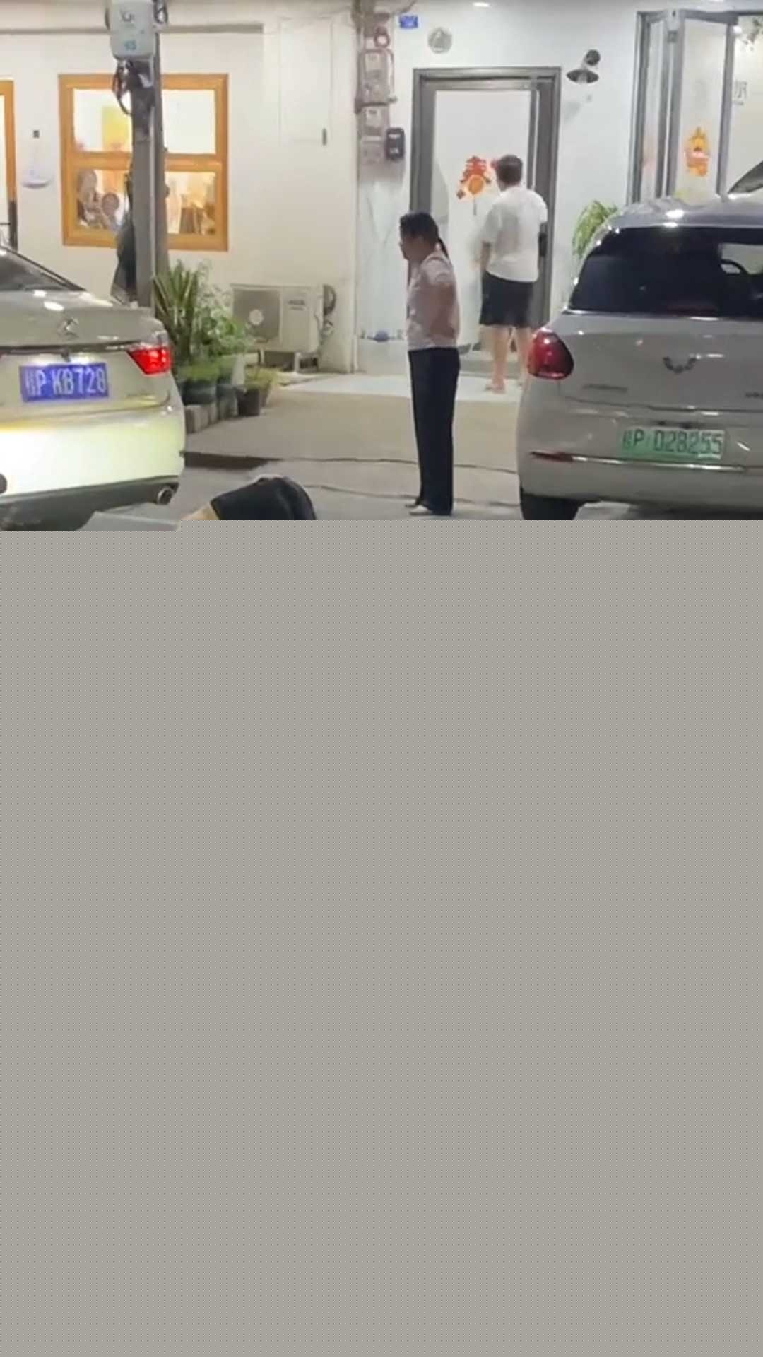 原配女当街殴打打小三 2