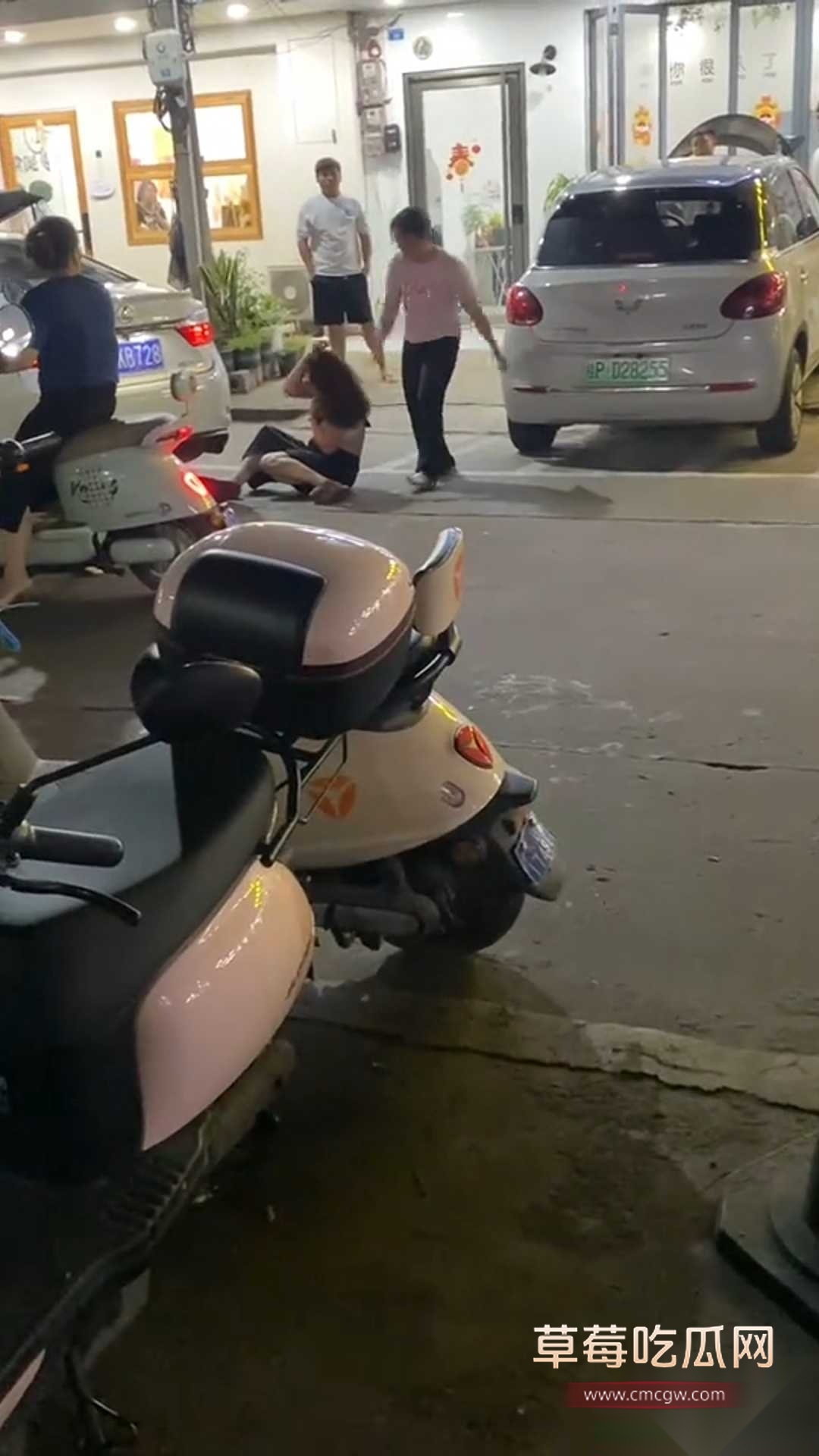 原配女当街殴打打小三 4