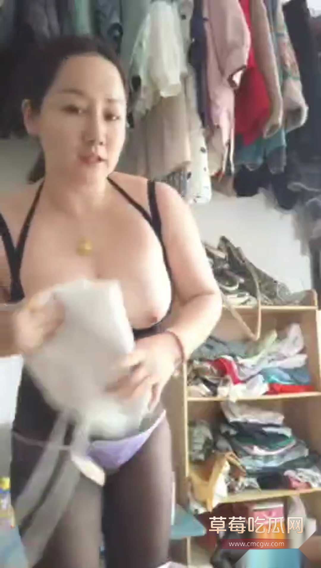 肉感十足的黑丝大奶熟女直播 4