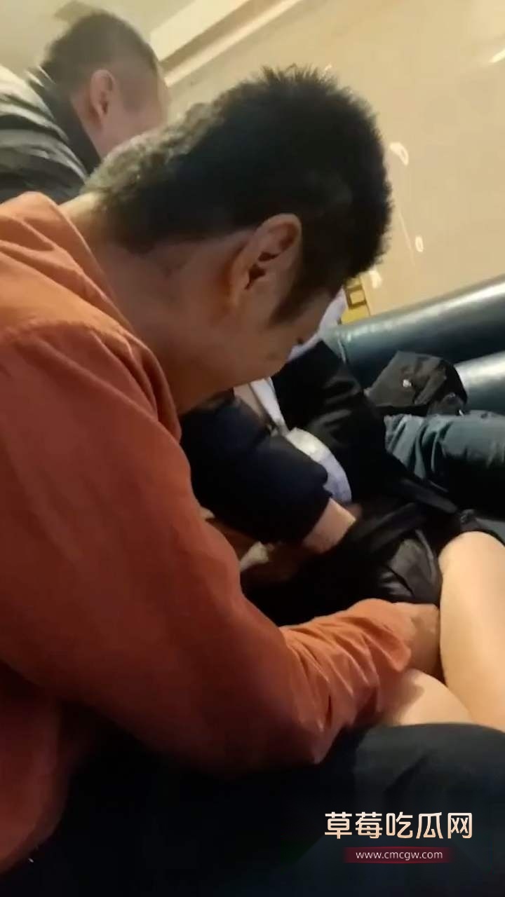 三男威胁女领班 3