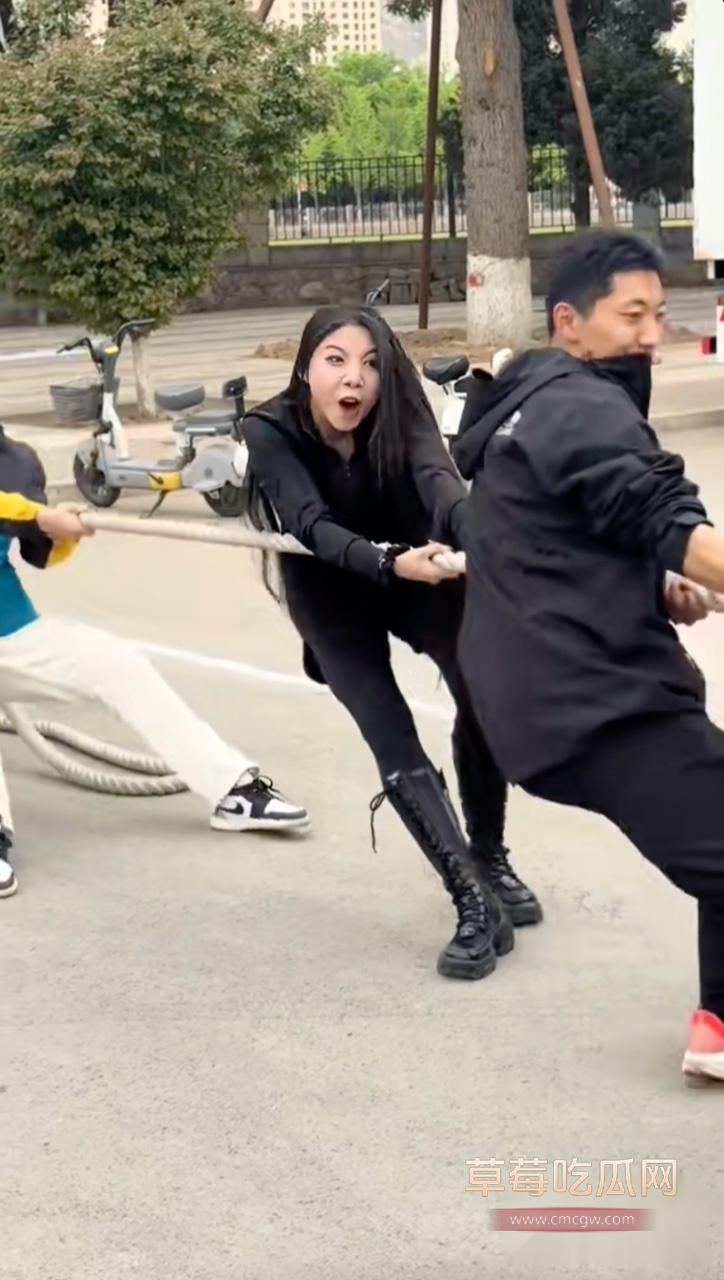 西北师范大学拔河黑衣服小姐姐2.jpg